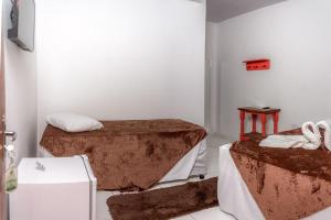 a room with two beds in a room at Hotel Caranda Eco Ville Bloco In Nature in Bonito