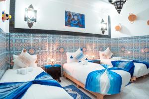 Ένα ή περισσότερα κρεβάτια σε δωμάτιο στο DAR CHEFCHAOUEN