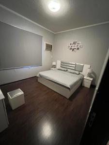 1 dormitorio con 1 cama y 2 mesitas de noche en شقة غرفتين وصاله بتصميم مودرن, en Riad