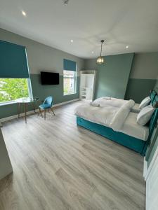Dormitorio con cama, escritorio y TV en The Chapter Hotels - Finsbury Park en Londres
