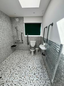 łazienka z toaletą i umywalką w obiekcie The Chapter Hotels - Finsbury Park w Londynie