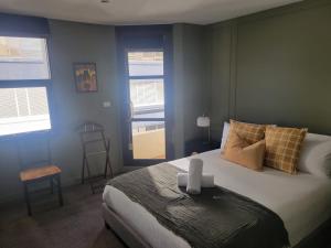 Un dormitorio con una cama con una vela. en Penthouse Living Premium Location by Custom Bnb Hosting, en Melbourne