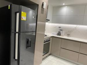 een keuken met een roestvrijstalen koelkast bij Hermoso apartamento en El Poblado in Medellín