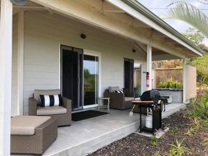 Χώρος καθιστικού στο The Pineapple Express Hot Tub Volcano 65 Mi Away