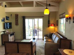 Μια τηλεόραση ή/και κέντρο ψυχαγωγίας στο The Pineapple Express Hot Tub Volcano 65 Mi Away