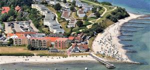 een luchtzicht op een strand met een resort bij Meeresblick "Enna Mare" Haus 1 - Ferienwohnung 5 in Hohwacht