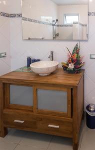 baño con lavabo encima de un armario de madera en PARADISE, en Bora Bora