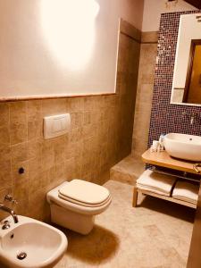 uma casa de banho com um WC e um lavatório em Bergamo Easy Airport private parking em Bérgamo