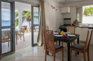 eine Küche und ein Esszimmer mit einem Tisch und Stühlen in der Unterkunft PARADISE in Bora Bora