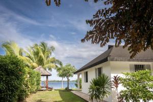 Cette maison blanche offre une vue sur l'océan. dans l'établissement PARADISE, à Bora Bora