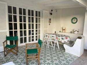 a living room with a table and chairs at channel house in Ischia Town