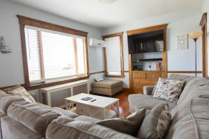 ein Wohnzimmer mit einem Sofa und einem Tisch in der Unterkunft Beachside Retreat in West Haven