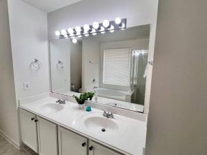 ein Badezimmer mit zwei Waschbecken und einem großen Spiegel in der Unterkunft The Wisteria in Humble