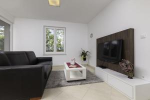 Μια τηλεόραση ή/και κέντρο ψυχαγωγίας στο Ferienwohnung für 5 Personen ca 65 qm in Uvala Soline, Kvarner Bucht Krk