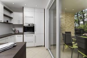 Η κουζίνα ή μικρή κουζίνα στο Ferienwohnung für 5 Personen ca 65 qm in Uvala Soline, Kvarner Bucht Krk