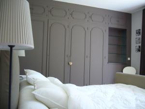 1 dormitorio con 1 cama blanca y 1 lámpara en Gîte Villemaury, 3 pièces, 4 personnes - FR-1-581-69, en Châteaudun