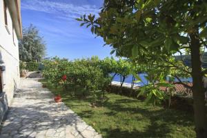 ラバックにあるFerienwohnung für 5 Personen ca 50 qm in Rabac, Istrien Bucht von Rabac - b58157の木々と海を背景にした庭園