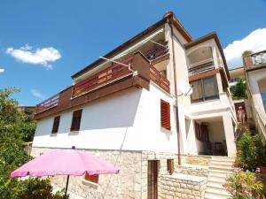 ラバックにあるFerienwohnung für 5 Personen ca 50 qm in Rabac, Istrien Bucht von Rabac - b58157の家の前のピンクの傘