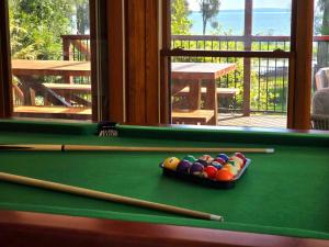 een groene pooltafel met ballen en keu's erop bij Ultimate Lakefront Luxury, Pool Table, Games Room in Berkeley Vale