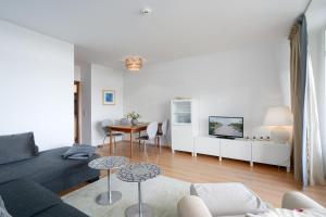 ein Wohnzimmer mit einem Sofa und einem Tisch in der Unterkunft Berliner Hof - HOF/306 in Scharbeutz