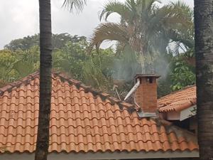 un incendio en el techo de una casa en Casa de Campo em Itatiba en Itatiba