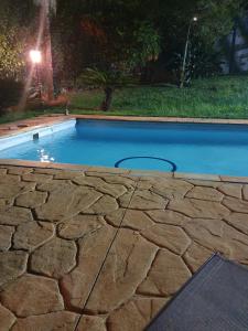 una piscina en un patio por la noche en Casa de Campo em Itatiba en Itatiba