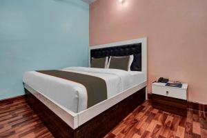 een slaapkamer met een groot bed in een kamer bij Collection O The Legent Hotel in Jaipur