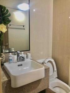bagno con lavandino bianco e servizi igienici di Twinlakes Tagaytay Merlot ad Alfonso