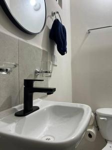 bagno con lavandino, specchio e servizi igienici di Depa Ye a El Alcanfor