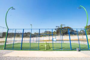 Una jaula de bateo en un campo de béisbol en Depa Ye, en El Alcanfor