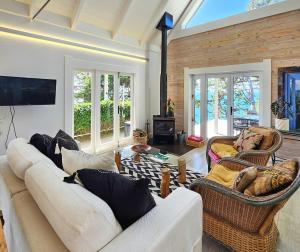 TV a/nebo společenská místnost v ubytování Viewpoint - Stay Waiheke