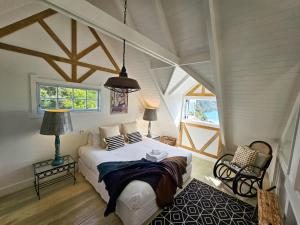 Schlafzimmer mit einem Bett und einem Fenster in der Unterkunft Viewpoint in Onetangi