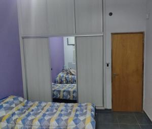 sypialnia z odbiciem łóżka w lustrze w obiekcie La Rural w mieście Morteros
