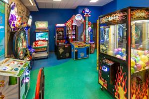 オーランドにあるNext to Disney World - Bonnet Creek Resort 1 BD condoのアーケードゲームやビデオゲームがたくさんある部屋