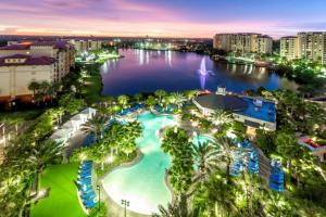 uma vista aérea de um resort com uma grande piscina em Next to Disney World - Bonnet Creek Resort 1 BD condo em Orlando