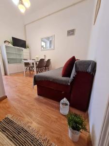 uma sala de estar com um sofá e uma mesa em Apartments with WiFi Pula - 22955 em Pula