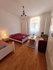 um quarto com uma cama e uma mesa em Apartments with WiFi Pula - 22955 em Pula