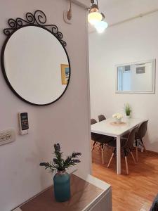 uma sala de jantar com um espelho e uma mesa em Apartments with WiFi Pula - 22955 em Pula