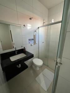 a bathroom with a toilet and a sink and a shower at Pousada automática sem recepção 1 in Uberlândia