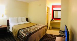 Habitación de hotel con cama y baño en Suite 16 Motel en Gore