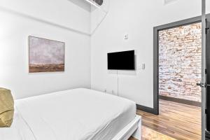 Loft Apt Steps from Arch-Parking-P202的电视和/或娱乐中心