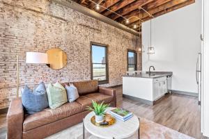 Loft Apt Steps from Arch-Parking-P202的休息区