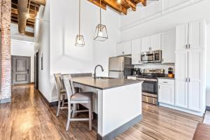Loft Apt Steps from Arch-Parking-P202的厨房或小厨房