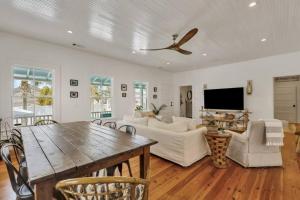 ein Wohnzimmer mit Tisch und Couch in der Unterkunft Big Mama Beach House Limited time 5BDR, POOL in Tybee Island