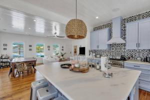 eine Küche mit weißer Arbeitsplatte und ein Wohnzimmer in der Unterkunft Big Mama Beach House Limited time 5BDR, POOL in Tybee Island