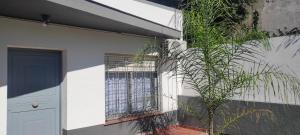 una casa bianca con una porta e una finestra di casa con garaje rejas y camaras a 24 minutos del aeropuerto Ezeiza Amplio parque para mascotas a Ezeiza