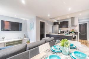 een woonkamer met een bank en een tafel bij Pet Friendly - 1BR Newly Renovated Apartment in Ottawa
