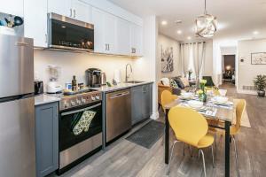 a kitchen and living room with a table and chairs at Lowertown Apartment - Sleeps 4 in Ottawa