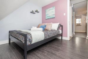 Легло или легла в стая в Cozy Condo unit with Private Rooftop Terrace