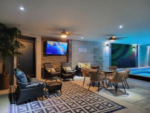 eine Lobby mit Stühlen und Tischen und einem Swimmingpool in der Unterkunft Sonoran desert in Puerto Peñasco